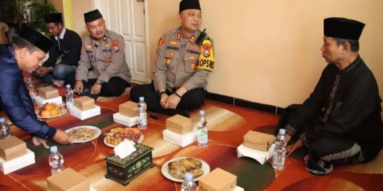 Kapolres Sumenep AKBP Rivanda silaturahim ke kediaman Ketua DPD LDII Sumenep, Musaheri. Foto: LINES.