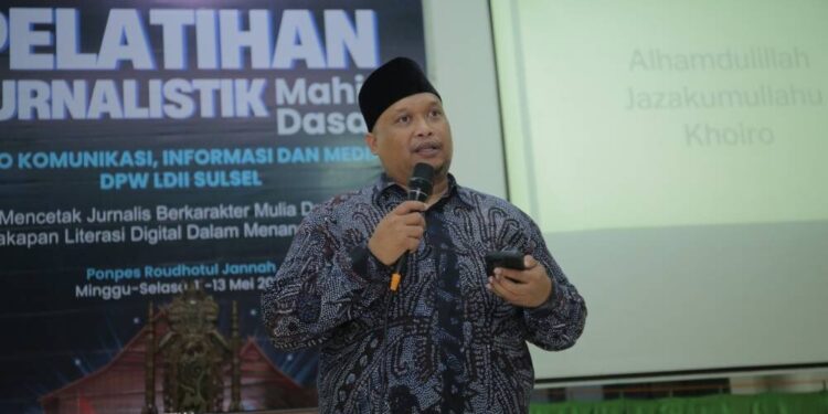 Ketua DPP LDII Bidang Komunikasi dan Informasi Media Rulli Kuswahyudi saat berbicara di hadapan peserta Pelatihan Jurnalistik Mahir Dasar LDII Sulsel. Foto: LINES.