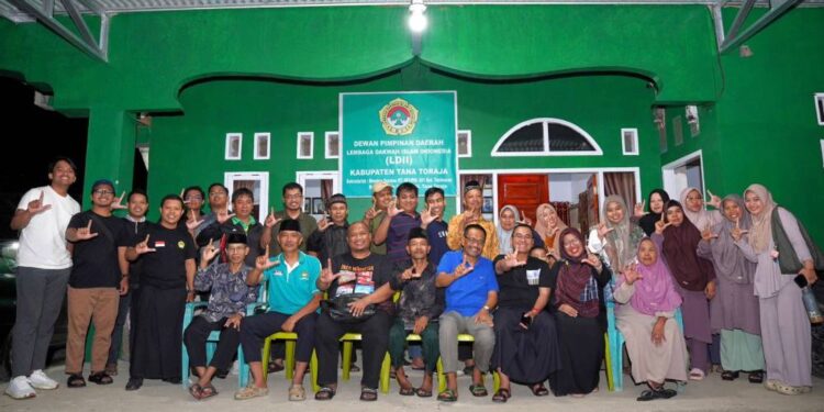 Tim pemateri Pelatihan Jurnalistik Mahir Dasar DPP LDII berfoto bersama pengurus LDII Tana Toraja dan LDII Kota Palopo. Foto: LINES.
