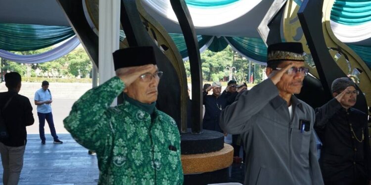 LDII Kab Bandung mengikuti upacara gabungan Hari Pendidikan Nasional, Hari Buruh, Hari Otonomi dengan Bupati. Foto: LINES.