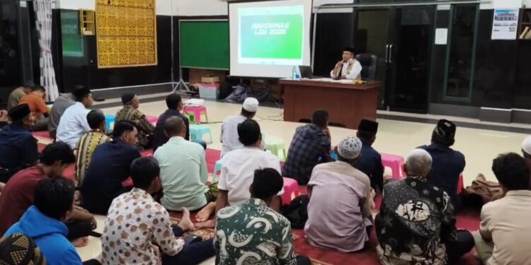 Ketua LDII Kalbar memberi materi konsolidasi di Singkawang. Foto: LINES.