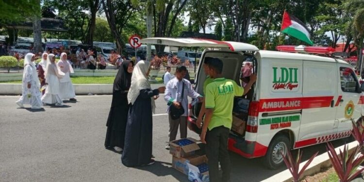 LDII Padang turut andil mengirimkan ambulan di aksi bela Palestina dan Gaza Kota Padang. Foto: LINES.