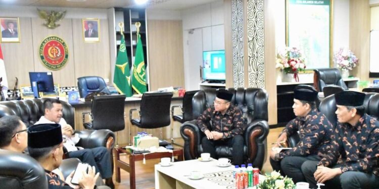 Ketua DPW LDII Sulawesi Selatan, Asdar Mattiro beserta jajaran berkunjung ke kantor Kejaksaan Tinggi Sulawesi Selatan pada Selasa (6/5). Foto: LINES.