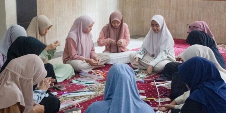 PAC LDII Tamantirto menggelar Pipe Cleaner Bouquet Workshop bagi puluhan remaja putri di Masjid Al-Barokah, Gonjen, Tamantirto, Kasihan, Bantul. Foto: LINES.