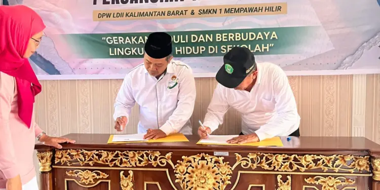 LDII Kalimantan Barat menandatangani perjanjian kerjasama dengan SMK Negeri 1 Mempawah Hilir terkait Gerakan Peduli dan Berbudaya Lingkungan Hidup di Sekolah (GPBLHS), pada Jumat (23/5). Foto: LINES