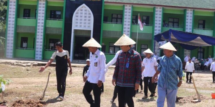 DPD LDII Kabupaten Lampung Selatan mendukung kegiatan penanaman pohon matoa yang digelar Kantor Kementerian Agama (Kemenag) Kabupaten Lampung Selatan. Foto: LINES.