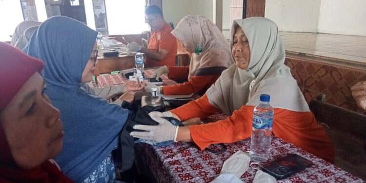 LDII dan Puskesmas Bayongbong menggelar pengecekan kesehatan gratis untuk warga. Foto: LINES.