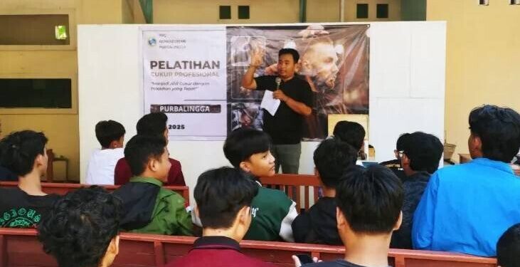 Penggerak Pembina Generus (PPG) Bidang Kemandirian di bawah DPD LDII Kabupaten Purbalingga menggelar pelatihan cukur rambut pada Minggu (18/5). Foto: LINES.