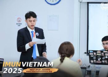 Kenalkan Batik Luwu, Santri PPM Al-Mukhlis Raih Penghargaan IMUN Hanoi 2025