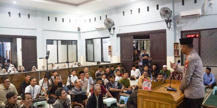 Kapolsek Setu, AKP Usep Aramsyah, meresmikan aula serbaguna milik PC LDII Setu, Kabupaten Bekasi, pada Sabtu (3/5). Foto: LINES.