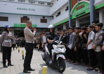 Kasatlantas Polres Nganjuk Bekali Santri Ponpes Al Ubaidah Tertib Berlalu Lintas