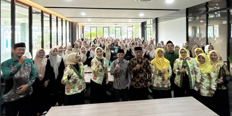 Pimpinan Pusat Korps Perempuan Majelis Dakwah Islamiyah (PP KPMDI) menggelar seminar menangani kekerasan seksual dan kemandirian di Ponpes Minhaajurrosyidin. Foto: LINES.