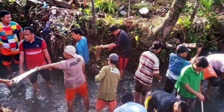 Warga LDII bersama masyarakat Kelurahan Penambongan, Kecamatan Purbalingga, Jawa Tengah, menggelar kerja bakti untuk mengevakuasi talud yang longsor. Foto: LINES.
