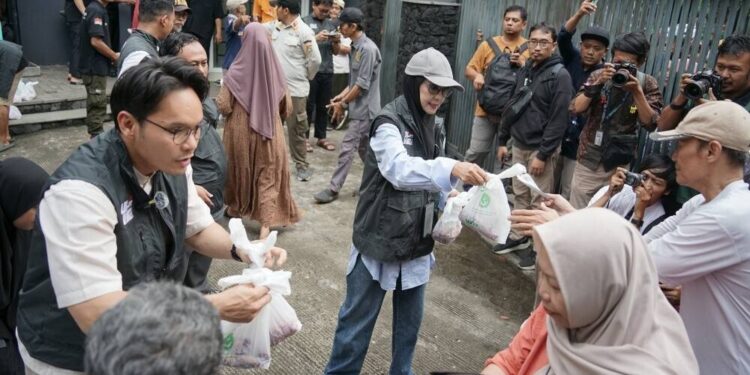 Penyanyi dan aktris senior Ida Royani bersama suaminya, musisi Keenan Nasution menghadiri pembagian daging kurban yang diselenggarakan Dewan Pimpinan Pusat (DPP) Lembaga Dakwah Islam Indonesia (LDII). Hadir pula aktor Ben Kasyafani mendampingi Ida. Foto: LINES.