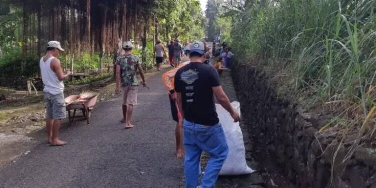 Masyarakat RT 03 Padukuhan Tanjung, Kalurahan Temuwuh, Kapanewon Dlingo, Bantul, menggelar kerja bakti. Foto: LINES.