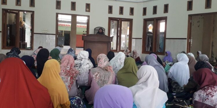 PC LDII Kecamatan Dukun, Kabupaten Magelang, menggelar pengajian khusus ibu-ibu pada Minggu (22/6) di Masjid Jami Al-Fatah, Dusun Klatak. Foto: LINES.