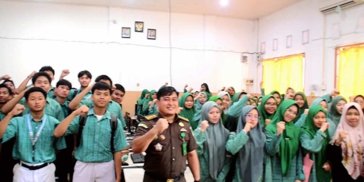 SMA Plus Budi Utomo Makassar menerima penyuluhan hukum dari Seksi Penerangan Hukum (Penkum) Kejaksaan Tinggi (Kejati). Foto: LINES.