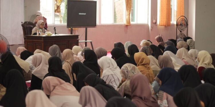 DPD LDII Kota Bandung menggelar kegiatan pengajian bertema “Love Your Body”, yang mengangkat isu penting seputar kesehatan diri remaja putri. Foto: LINES.