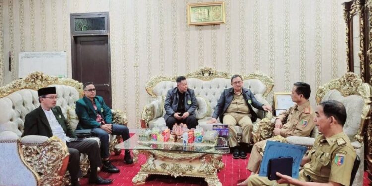 Jajaran pengurus DPW LDII Provinsi Lampung silaturahim dengan Badan Kesatuan Bangsa dan Politik (Kesbangpol) Provinsi Lampung. Foto: LINES.
