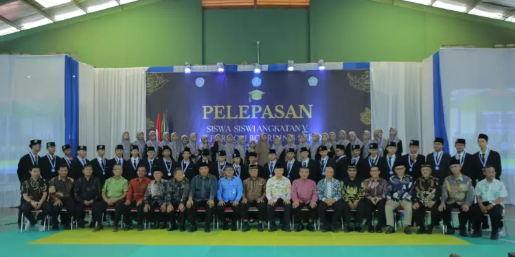 Sekolah Menengah Pertama (SMP) Al Furqon Boarding School menggelar pelepasan siswa dan siswi kelas 9 angkatan kelima. Kegiatan tersebut berlangsung di gedung aula SMP Al Furqon Boarding School, Kelurahan Cimone, Kota Tangerang, pada Sabtu (14/06). Foto: LINES