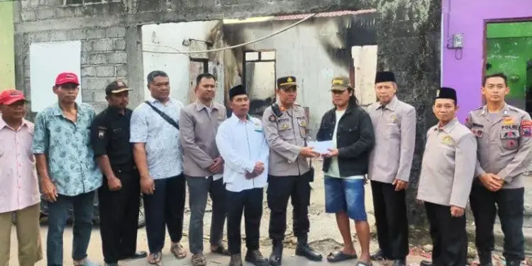 LDII Kabupaten Klaten bersama Polsek Prambanan memberikan bantuan terhadap warga terdampak kebakaran yang terjadi di Dukuh Dengok Kulon, Desa Kebondalem Lor, Kecamatan Prambanan. Foto: LINES