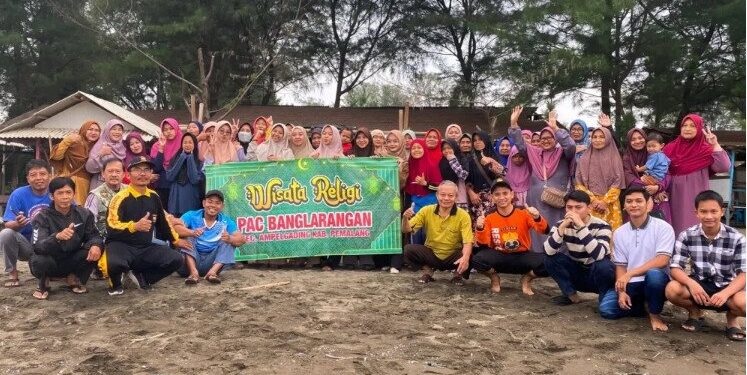PAC LDII Banglarangan menggelar kegiatan family gathering di Pantai Tingkir, Petarukan, Pemalang. Foto: LINES.