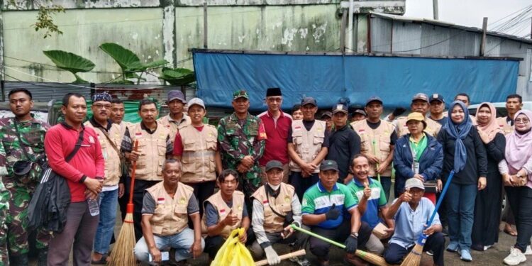 LDII Kota Balikpapan bersama TNI menggelar Karya Bhakti yang juga berbarengan dengan CAI LDII Balikpapan. Foto: LINES.