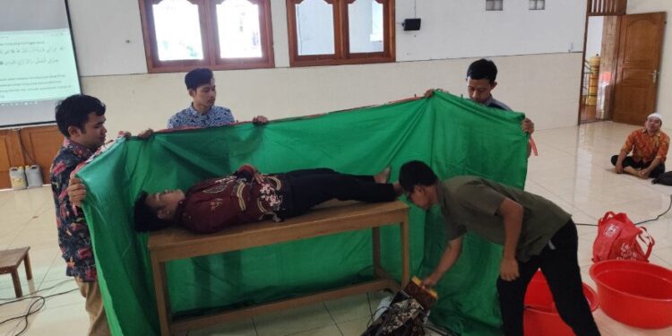 DPD LDII Kabupaten Wonogiri menggelar latihan pemulasaran jenazah untuk remaja di Masjid Baitusshobur, Pondok Pesantren Al Barru. Foto: LINES.