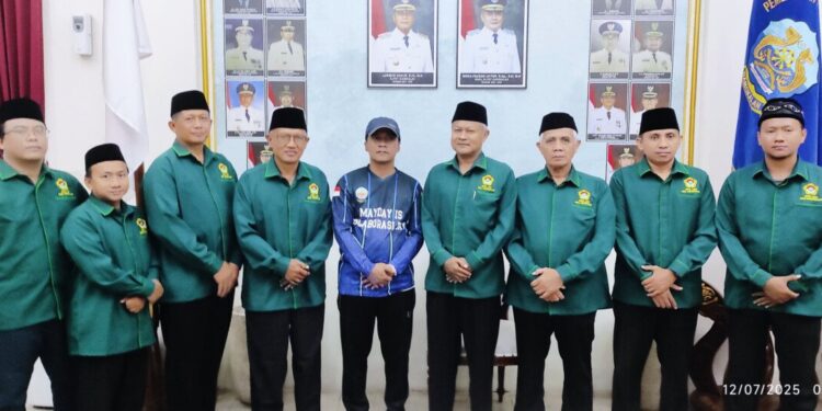 Dalam rangka memperkuat sinergi antara organisasi kemasyarakatan dan pemerintah daerah, Dewan Pimpinan Daerah Lembaga Dakwah Islam Indonesia (DPD LDII) Kabupaten Bangkalan menggelar audiensi dengan Bupati Bangkalan Lukman Hakim, Sabtu (12/7). Foto: LINES