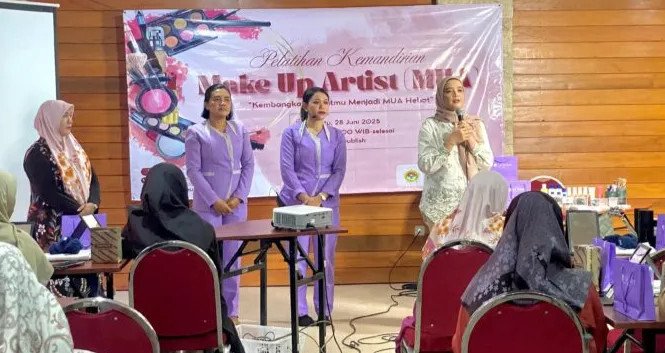 DPD LDII Sleman membuka pelatihan make-up artist (MUA) bertajuk “Kembangkan Bakatmu Menjadi MUA Hebat” pada Sabtu (28/6/2025). Foto: LINES