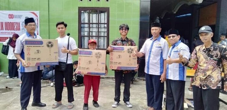 LDII Kubu Raya siapkan doorprize untuk warga beruntung yang menghadiri upacara. Foto: LINES.