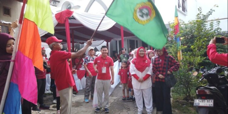 Warga LDII Kecamatan Arcamanik, Kota Bandung, Jawa Barat menggelar Jalan Santai dan Bazar Kemerdekaan. Foto: LINES.
