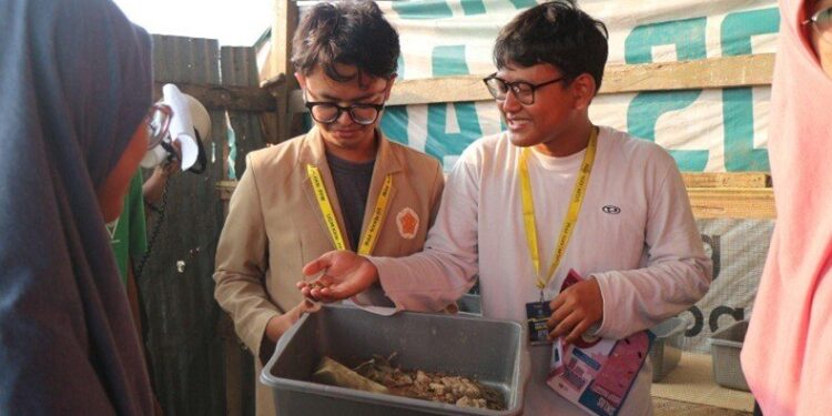 Delapan mahasiswa Universitas Gadjah Mada (UGM) yang tergabung dalam “Tim Kuliah Kerja Nyata (KKN) Natarian 2025”. Foto: LINES.