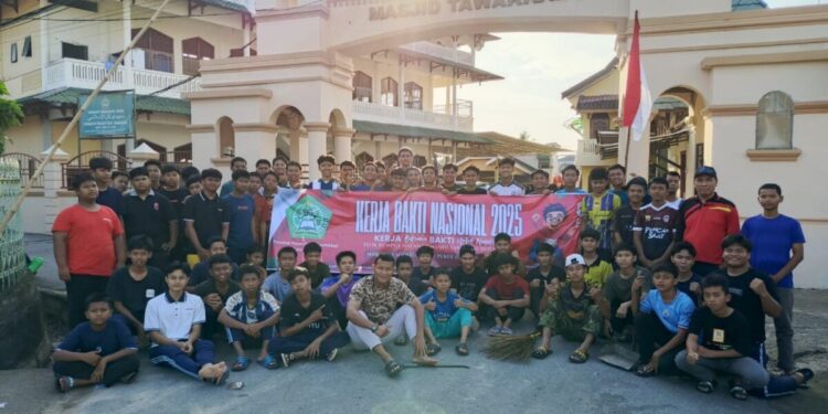 Ratusan santri Pondok Pesantren (Ponpes) Tawakkal, Jambi melaksanakan kerja bakti lingkungan. Foto: LINES.
