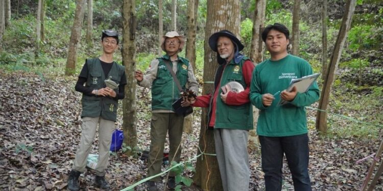 Ketua DPP LDII Bidang Litbang, IPTEK, Sumberdaya Alam, dan Lingkungan Hidup DPP LDII, Sudarsono dan Kadep Sri Wilarso Budi R beserta tim ahli yang melakukan pengukuran cadangan karbon. Foto: LINES.