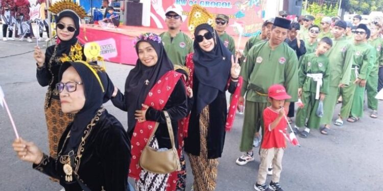 Pengurus, anggota, dan warga LDII Kota Salatiga ikut ambil bagian dalam Kirab Budaya RW 04 Dukuh, Kecamatan Sidomukti. Foto: LINES.