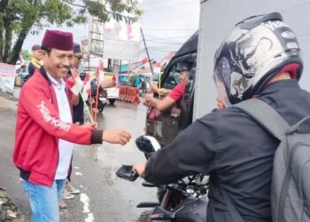 Sambut HUT ke-80 RI, LDII Maluku Bagikan Bendera Merah Putih pada Warga