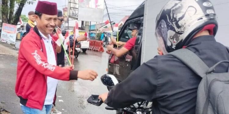 DPW LDII Maluku membagikan bendera merah putih secara gratis kepada warga. Foto: LINES.