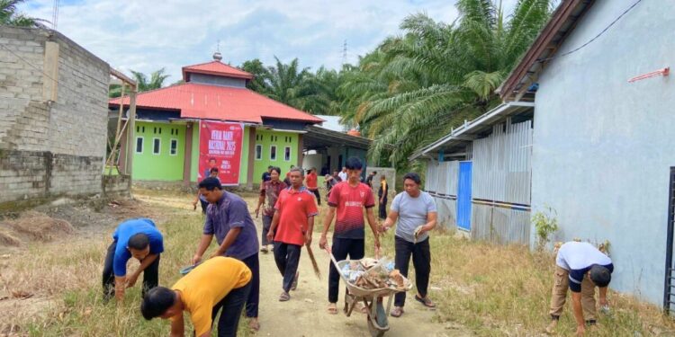PC LDII Baras menggelar kerja bakti pada Minggu (3/8) mengikuti inisiasi DPP LDII. Foto: LINES.