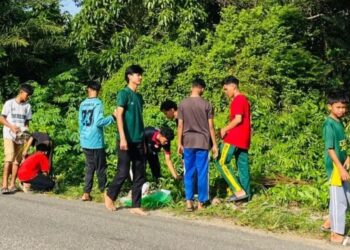 Ratusan Santri Ponpes Arroyan Kerja Bakti Sambut HUT ke-80 RI