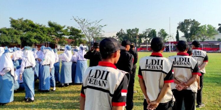 Ribuan warga Pedan, Kabupaten Klaten,  memeriahkan upacara pengibaran bendera HUT RI ke 80. Foto: LINES.