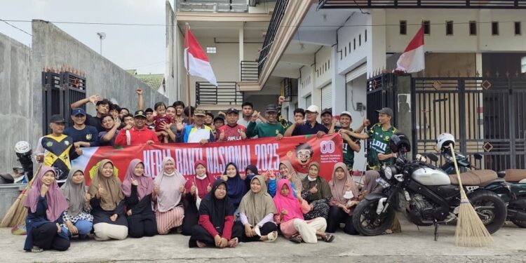 PAC LDII Perbon, Kabupaten Tuban, Jawa Timur menghelat “Kerja Bakti Lingkungan”. Foto: LINES.