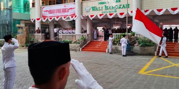 Ribuan santri, guru dan pengurus Pondok Pesantren Wali Barokah (PPWB) Kota Kediri mengikuti upacara bendera. Foto: LINES.