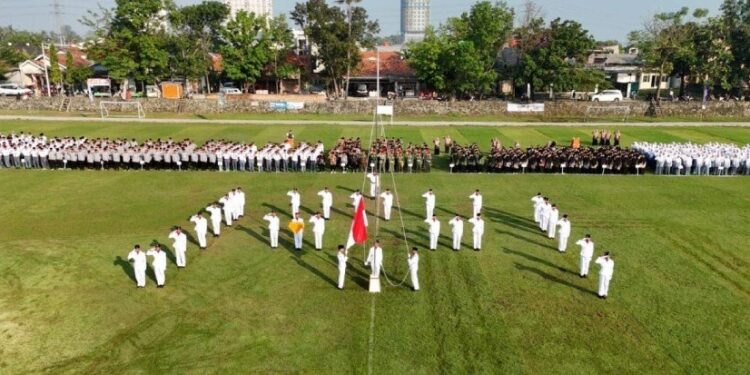 Pondok Pesantren Sumber Barokah Karawang peringati HUT RI ke 80 dengan upacara bendera. Foto: LINES.