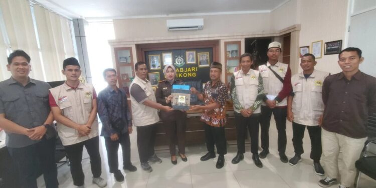 Jajaran Pimpinan Cabang (PC) LDII Kecamatan Sekayam dan Kembayan bersilaturahim ke Kejaksaan Negeri Cabang Entikong Sanggau, Rabu (13/8). Foto: LINES