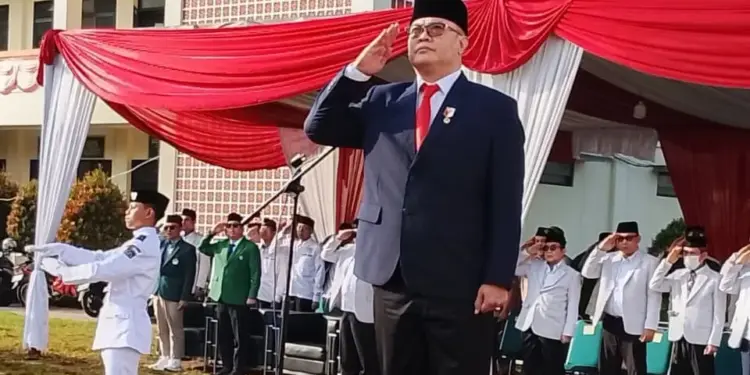 Ketua DPW LDII Jawa Barat, Dicky Harun, bertindak sebagai inspektur upacara peringatan HUT ke-80 RI yang digelar di halaman Masjid Baitul Faqih, Kalimulya, Depok, Minggu (17/8). Foto: LINES