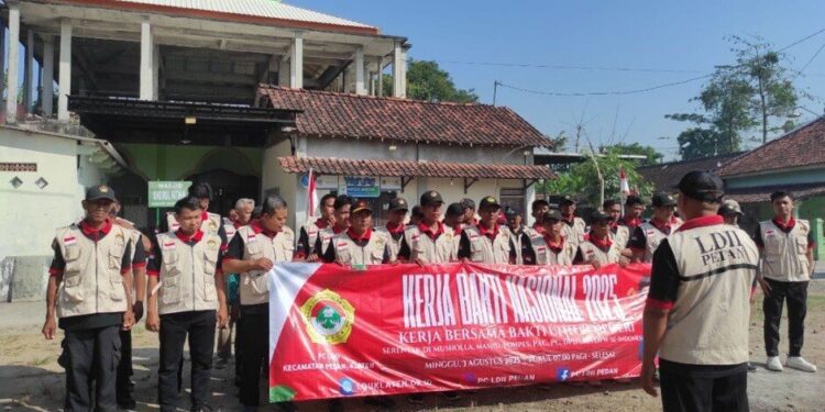 PC LDII Pedan menggelar kerja bakti massal di Komplek Masjid Khoirul Fatihin, Sonayan, Desa Ngaren, Minggu pagi, (3/8/2025). Foto: LINES