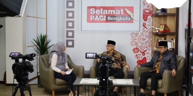 Ketua Umum DPP LDII KH Chriswanto Santoso dan Ketua DPW LDII Bengkulu Meri Sasdi mengisi program talkshow “Selamat Pagi Bengkulu”. Foto: LINES.