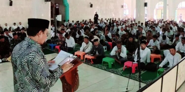 Wakil Gubernur melalui Kepala Dinas Kependudukan dan Pencatatan Sipil Provinsi Sulawesi Selatan (Sulsel) M. Ikbal S. Suhaeb menghadiri Pengajian Akbar. Foto: LINES.