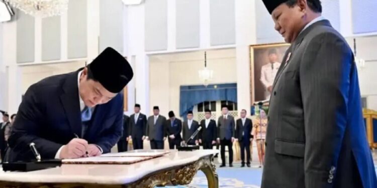 Presiden Prabowo melantik Menpora, Erick Thohir, di Istana Merdeka, Jakarta, Rabu (17/9). (Foto: Youtube Official Sekretariat Presiden).